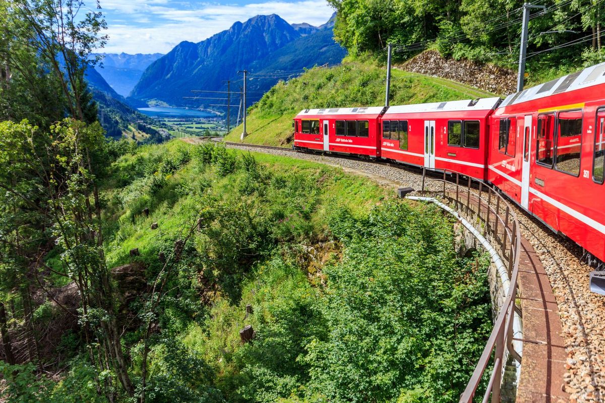 Roter Zug der Rhätischen Bahn in den Bündner Alpen