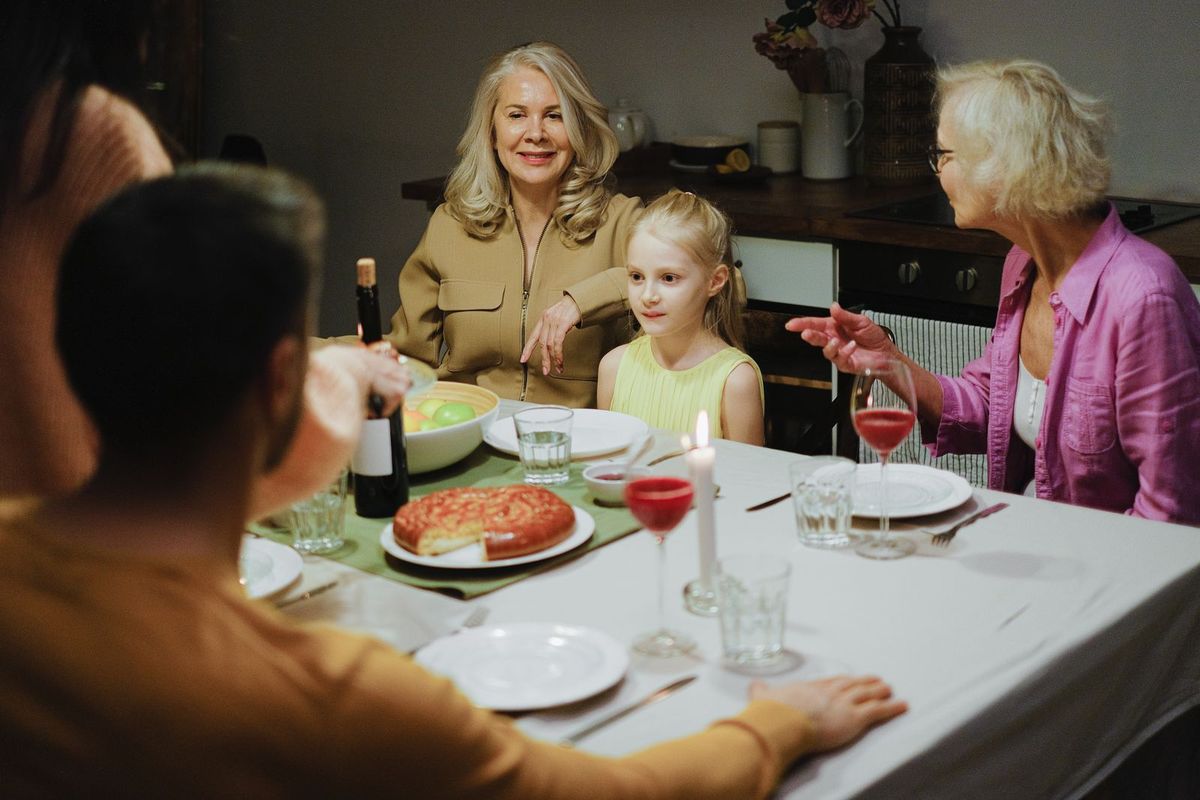 Drei Generationen beim gemeinsamen Abendessen
