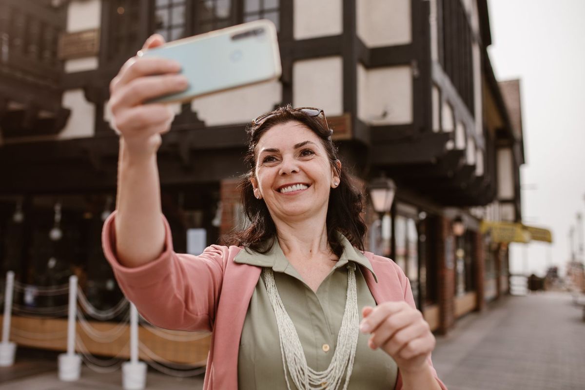 Frau macht in der Altstadt ein Selfie