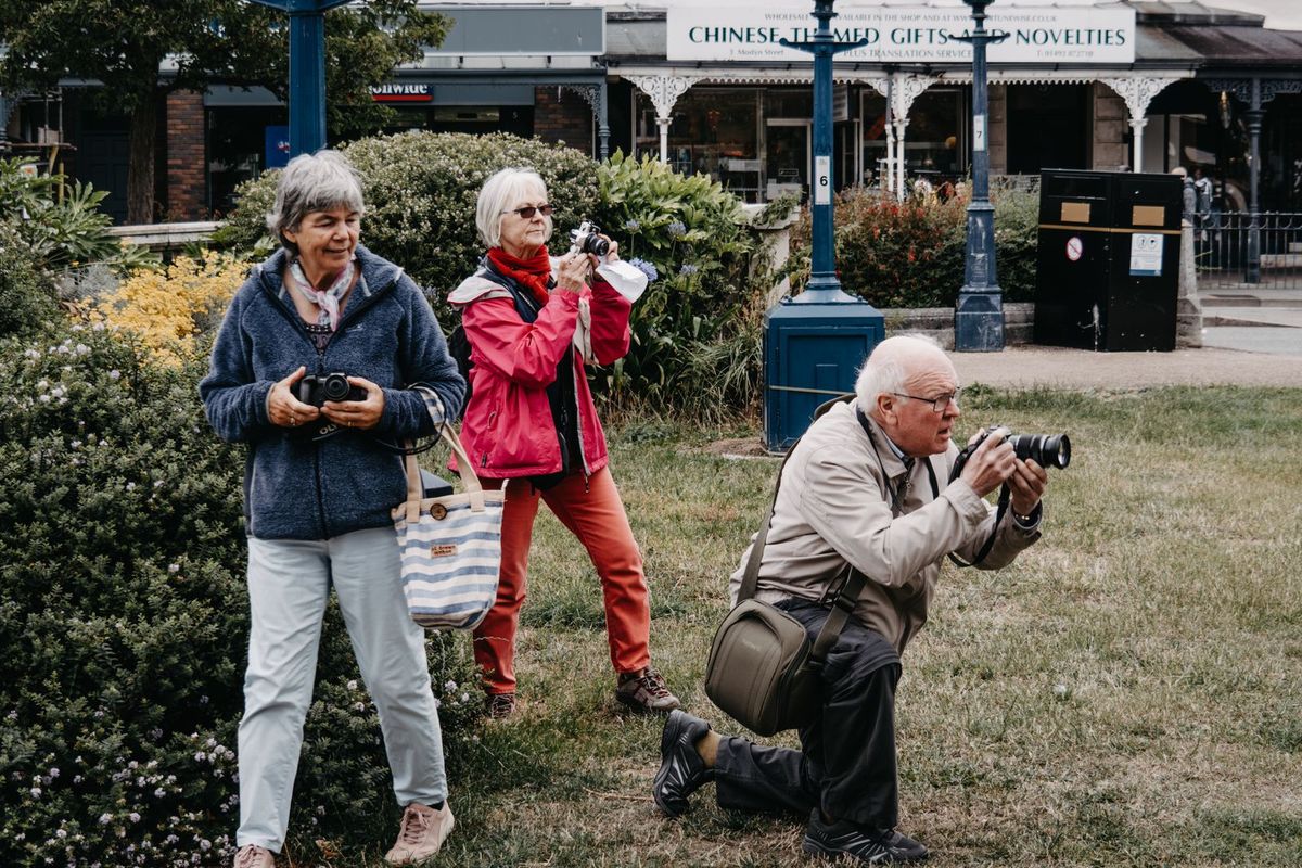 Gruppe ab 60 beim Fotografieren im Park