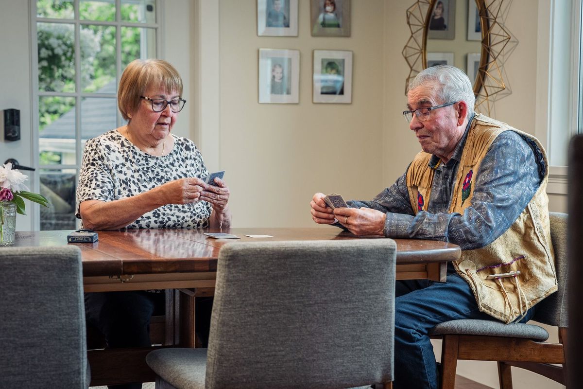 Frau und Mann über 70 spielen zusammen Karten