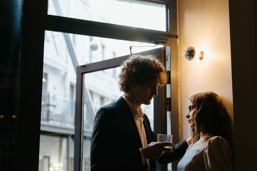Frau und Mann im Gespräch an einem Fenster