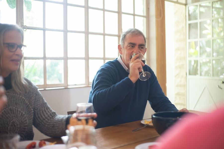 Ältere Menschen beim gemeinsamen Mittagessen