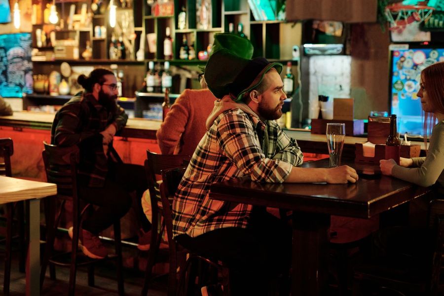 Gäste an einer belebten Bar