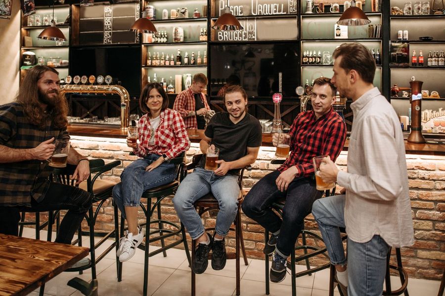 Gruppe von Singles an einer Bar