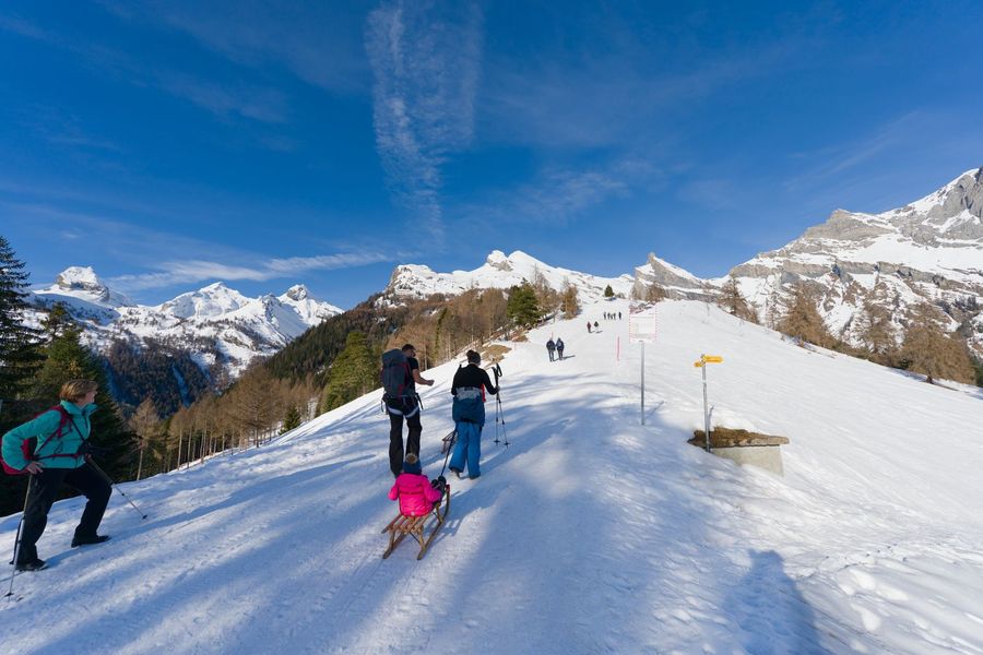 Wandergruppe im Schnee in den Bergen