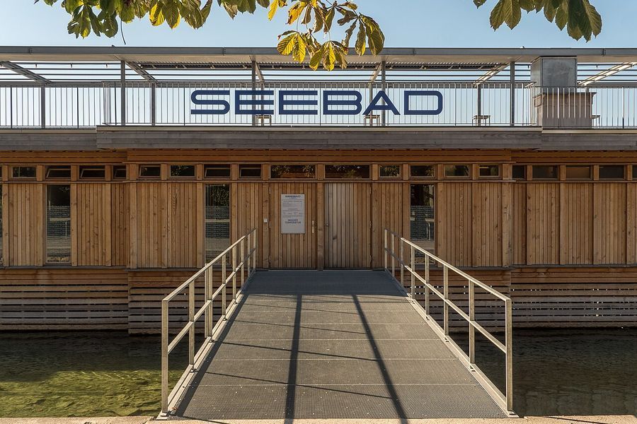 Eingang des Seebads Luzern