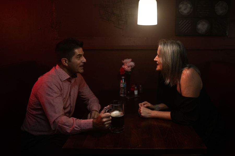 Frau und Mann im Gespräch an einer Hotelbar