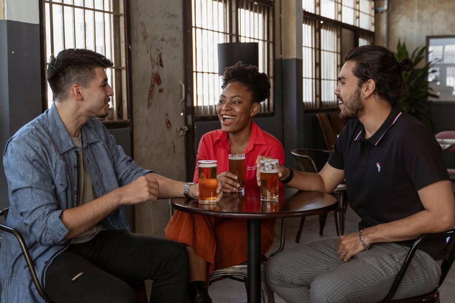 Singles im Gespräch an einer Bar