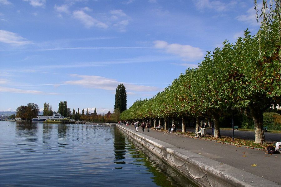 Seepromenade am Alpenquai in Zug